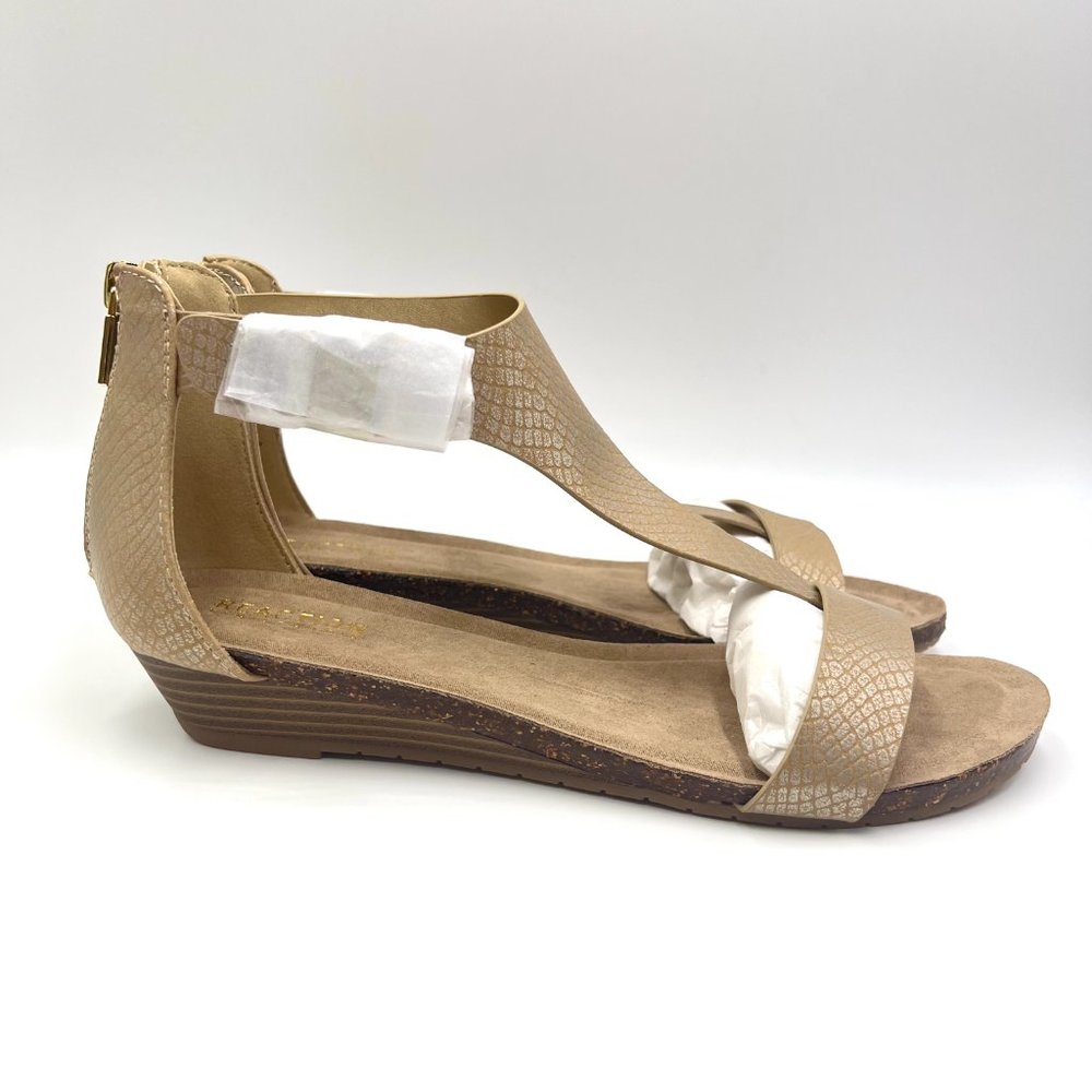 Kenneth Cole Size 9 9M Gold Beige Snakeskin T-Strap Low Wedges Sandals Shoes
